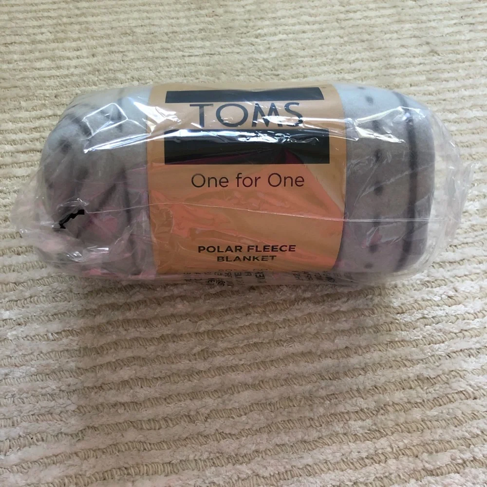 NWT Tom’s grey fleece blanket